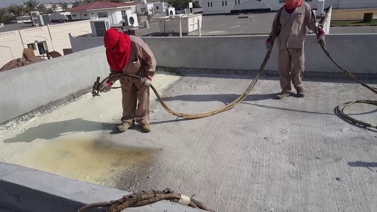 فني متخصص يقوم بكشف تسربات المياه باستخدام أحدث الأجهزة